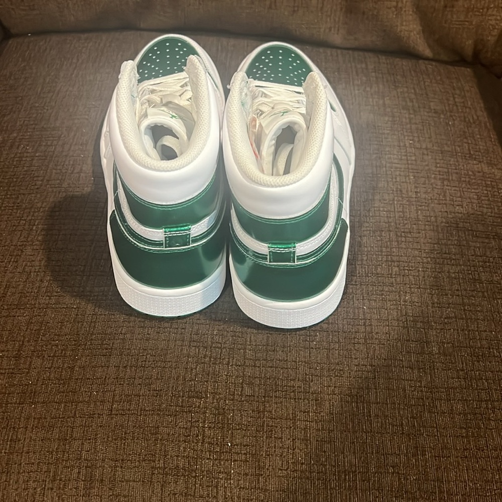 Air Jordan 1 High Golf White and Metallic Green Sneaker - Picture 4 of 11